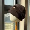 2026 Novo Gorro de Metal Retrô com Emblema Chapéu de Outono Inverno Chapéu Feminino Quente Proteção Contra Frio Cobertura de Cabeça Gorro Versátil Tendência