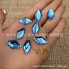 Venta al por mayor de fábrica color diamante acrílico taladro para coser a mano plano prismático fondo plano doble agujero taladro accesorios para ropa accesorios strass