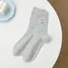 Nuevos calcetines para mujer con bonitos bordados de dibujos animados, calcetines de media pantorrilla para otoño e invierno, calcetines de algodón versátiles estilo universitario para damas al por mayor