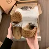 Chinelos femininos estilo Birkenstock com plataforma de bolinhas e sola grossa, para usar ao ar livre, novo modelo slip-on moderno 2026, bico fechado, meio chinelo
