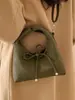 Retrô, fashion, minimalista e luxuosa - uma bolsa de ombro, bolsa de mão ou bolsa transversal versátil para o dia a dia, perfeita para a temporada de outono de 2026, com um design único