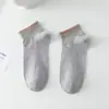 Calcetines Cortos de Color Sólido Estilo Japonés para Mujer, Calcetines Tipo Barco Rayados Finos de Primavera y Verano, Transpirables, Absorbentes de Sudor, Versátiles, Cómodos para Deporte Estudiantil
