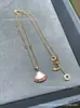 Vestido V Jinbaoge de ágata rosa com fileira inferior de diamantes, exclusivo do Japão, madrepérola branca revestida com ouro rosa 18K, gravação de precisão CNC
