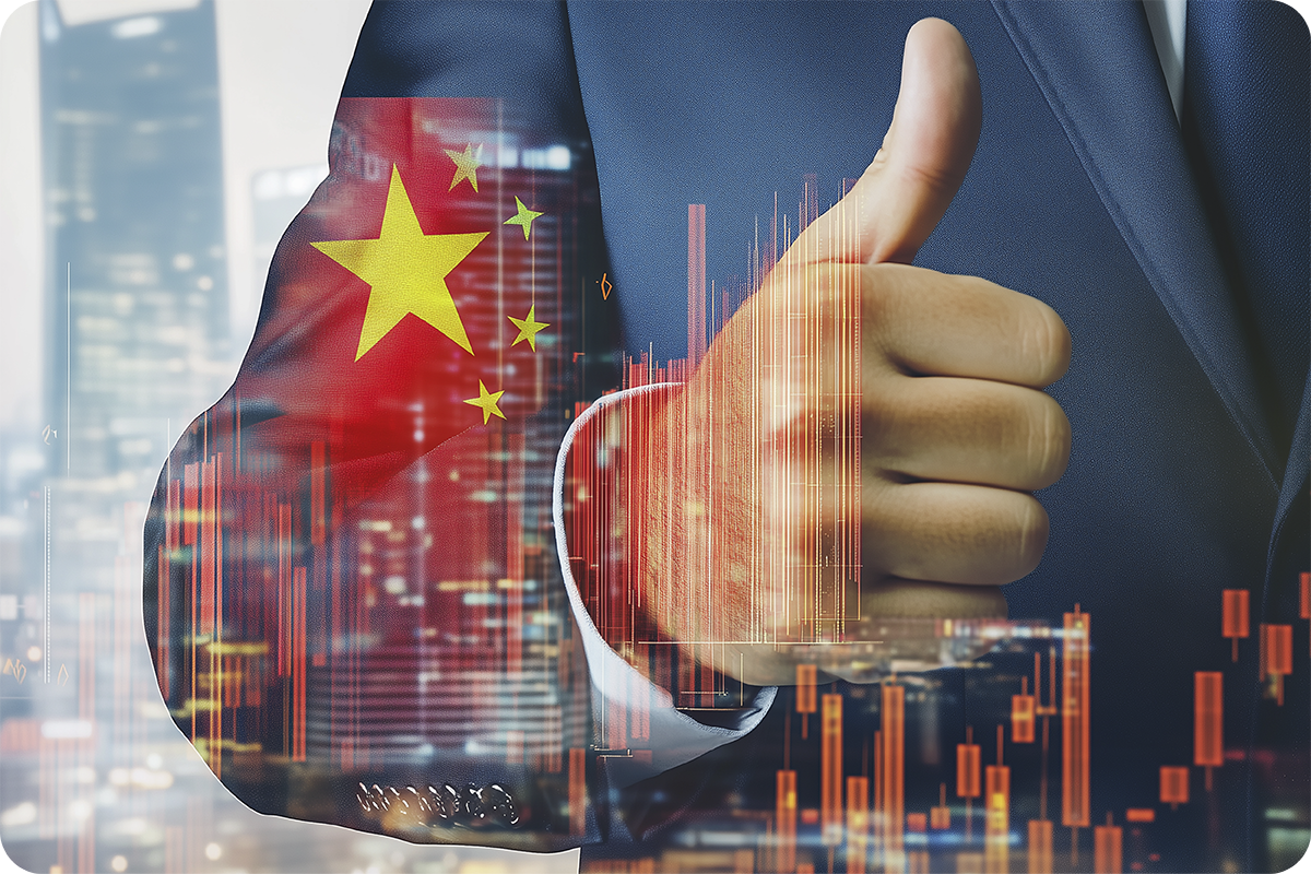 Executivo com polegar levantado sobreposto à bandeira da China e gráficos financeiros, representando a validação de fornecedores por meio de auditoria de fábrica na China
