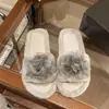 Novas sandálias slip-on de moda outono/inverno 2026, com estampa floral, solado plano e forro de fleece para mulheres, chinelos peludos de dedo aberto com sola macia para uso externo