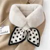 Cachecol Feminino para Outono e Inverno, Aquecedor de Pescoço Versátil, Gola de Tecido com Bolinhas Cruzadas de Pele de Coelho Sintética, Estilo Coreano Moderno e Quente