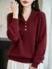 Suéter feminino de lã fina com textura trançada em relevo, apresentando um design outono/inverno, gola alta, carcela parcialmente aberta e efeito emagrecedor, perfeito para o vestuário de trabalho.