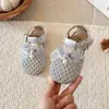 Sandalias de bebé con lazo de malla estilo coreano, nuevo modelo de verano 2026, sandalias versátiles de exterior de punta cerrada para niñas y niños pequeños