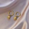 Aretes de acero de titanio de trébol de cuatro hojas con sentido de diseño avanzado, lujo ligero para mujer, diseño nicho, aretes que no se desvanecen, nuevo estilo 2024