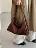 Bolsa hobo retrô de camurça estilo coreano, uma bolsa de ombro luxuosa e elegante para exportação, versátil para ambientes casuais e de trabalho.