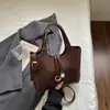 Bolsa transversal de ombro único estilo minimalista de alta qualidade para mulheres, bolsa tipo balde com textura de couro macio, nova bolsa de mão versátil e elegante 2026