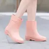 Botas de lluvia elegantes de media pantorrilla para mujer, impermeables y resistentes al desgaste, adecuadas para todas las estaciones, con forro cálido de vellón, suelas planas y diseñadas para usar en la cocina o como zapatos casuales.