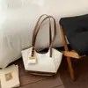Bolsa Grande Capacidade Transfronteiriça para Mulheres 2026 Verão Nova Versátil Moda Ombro Tendência Trabalhadora Retro Casual Bolsa Tote