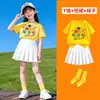 Inventario del fabricante al por mayor para la temporada de graduación: Conjunto de tres piezas para niñas con camiseta colorida de manga corta y falda plisada estilo estudiante para actividades