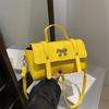 2024 Verão Nova Moda Arco Decoração Pequeno Quadrado Bolsa Feminina Simples Casual Viajante Ombro Crossbody Bolsa