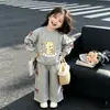 Conjunto de moda estilo coreano para niñas con estampado de oso y mangas largas, sudadera de cuello redondo con cintura elástica para niñas, conjunto de dos piezas con lazo para primavera y otoño