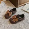 Zapatos tipo mocasín para niñas, nueva colección otoño 2026, zapatos infantiles de estilo Birkenstock, modernos y casuales, zapatos de cuero antideslizantes estilo princesa para niñas