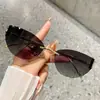 Óculos de Sol Curvos Sem Aro Novo Estilo Transfronteiriços para Mulheres, Óculos de Sol Modernos e de Alta Qualidade, Estilo de Rua Europeu e Americano Óculos Cat-Eye com Cabeça de Leopardo