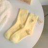 Meias de veludo de mink novas para Outono e Inverno meias femininas de comprimento médio para a panturrilha bordado de rosto sorridente forradas com fleece grossas quentes à prova de frio meias para pós-parto meias-calças