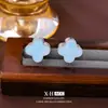 Elegantes y delicados aretes de trébol de cuatro hojas azules con diamantes, versátiles y sofisticados, aretes de lujo ligero de alta gama