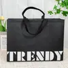 Sacola de Compras Não Tecida Revestida de Preto Bolsa de Mão para Roupas Bolsa Não Tecida de Proteção Ambiental Bolsa de Loja de Roupas Pode Ser Impressa