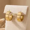 Hebilla de Oreja de Acero de Titanio Estilo Europeo Pendientes de Círculo Geométrico de Temperamento Simple Personalidad Textura Chapada en Oro de 18K Oreja de Tacto de Alta Gama
