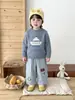 Elegante atuendo de otoño e invierno para bebés: Suéter de punto bordado estilo caricatura coreana y pantalones casuales versátiles para niños pequeños