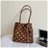 Bolsa de mão feminina para outono e inverno, bolsa de bolinhas estilo coreano, grande capacidade, moderna e versátil, modelo novo da moda 2026, bolsa de ombro tipo balde para o dia a dia