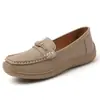 Novos mocassins de ajuste largo, sapatos baixos casuais femininos com solas macias e cabedais macios, mocassins confortáveis de tamanho grande para mães