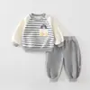Conjunto de Moletom com Capuz e Calça para Bebê Primavera e Outono Casual para Recém-nascidos e Crianças Pequenas Estilo Coreano Elegante Conjunto Separado Roupa de Exterior Infantil