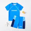 Novo traje de banho infantil transfronteiriço, maiô de duas peças com proteção solar e estampas de desenhos animados fofos, confortável para brincar na água e na praia