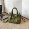 Bolso de mano simple para mujer súper popular transfronterizo 2026 nuevo, moderno y versátil, sensación de alta gama, bolso tipo cubo de un solo hombro cruzado