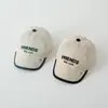 Gorra de béisbol nueva de verano con visera, gorra de malla completa para bebé con letras bordadas de moda, gorra de red con protección solar para niños al por mayor