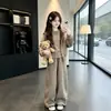 Conjunto de Moletom para Meninas Primavera e Outono 2026 Novo Estilo Jaqueta com Capuz Estilosa de Outono e Inverno com Plus Veludo Calça de Pernas Largas Conjunto de Duas Peças