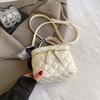 Bolso pequeño popular para mujer de este año 2023 otoño e invierno nuevo bolso de caja portátil hilo bordado rómbico estilo retro occidental bolso bandolera
