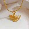 Collar Tres Vidas de la Fortuna Modelo Nuevo 2025 Colgante de Hoja de Ginkgo para Mujer Cadena para Clavícula Acero de Titanio de Alta Calidad Oro de 18K