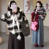 Moda Gestante outono e inverno novo conjunto de malha listrada duas peças xale cachecol top saia curta solta cobrindo a barriga casaco retrô