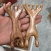 Golden Green Sandalwood Dolphin Five-Ball Pente de massagem de cinco dentes para raspagem de nariz de chifre de dupla utilização Raspagem de nariz de formiga pequena Raspagem de nariz de sapo