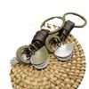 Llavero creativo aleación bronce abanico retro tejido cuero vacuno llavero 156