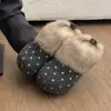 Roupa exterior feminina Baotou de cor lisa felpuda outono e inverno 2026 pelo longo estilo coreano pequeno poá quente borda retrô novo estilo meio chinelos