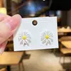 Estilo Clásico de Nicho con un Toque de Lujo, Pendientes Dulces y Frescos, Pequeños y Elegantes, Simples y a la Moda, Versátiles Pendientes de Botón con Flor de Margarita