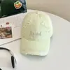 Chapéu de Sol de Proteção Solar de Verão para Mulheres, Boné de Baseball Casual Personalizado Estilo Coreano Rasgado com Letras, Boné Versátil Bico de Pato Emagrecedor