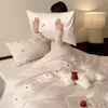 Romántico Set Francés de Algodón Cepillado 100S de Cuatro Piezas Flores Pequeñas Bordado de Toalla Ribete de Encaje Funda Nórdica Cálido Otoño e Invierno