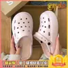 Sapatos de Algodão Femininos com Design Perfurado em EVA, Tendência Desenho Animado Fofo Sola Grossa Feminino Quente 2025 Novos Chinelos de Algodão de Inverno