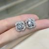 Anillo de diamantes cuadrados de moissanita de imitación de bienes genuinos con brazo retorcido de cuatro garras, aretes de botón, simulación de platino, traje de anillo de boda de 2 quilates