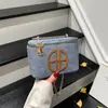 Bolsa Pequena Quadrada de Ombro Fashion com Toque de Luxo para o Dia a Dia, Novo Modelo Inverno 2025, Bolsa Transversal com Corrente de Letras Feita à Mão