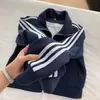 Chamarra sudadera azul marino de tres franjas para hombres y mujeres, estilo corto, limpia para otoño-primavera, cuello alto, chaqueta deportiva de béisbol