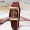 Reloj para Mujer de Estilo Nuevo con Nicho Cuadrado Reloj para Mujer Silicona Estilo Caliente Incrustado con Diamantes Lujo Ligero Dorado Estudiante Fiesta Moda Al por Mayor