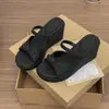 Pantuflas de Plataforma Gruesa Estilo 'Hot Girl' para Mujer para Usar Afuera en Verano 2026 Nuevo Estilo con Faldas, Impresionantes Sandalias de Tacón Alto de Una Sola Tira en Blanco