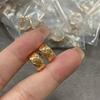 Brincos Acolchoados Coco Xiaoxiang para Mulheres Ouro Rosa 18K Alto Padrão Diamante de Precisão Design de Nicho Brincos Listrados